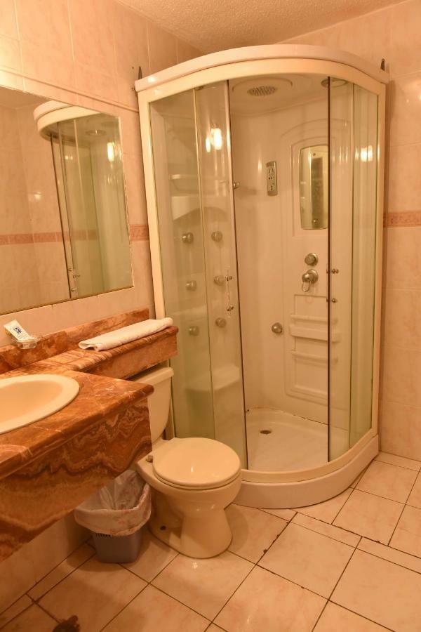 Hotel Makroz Латакунга Екстериор снимка
