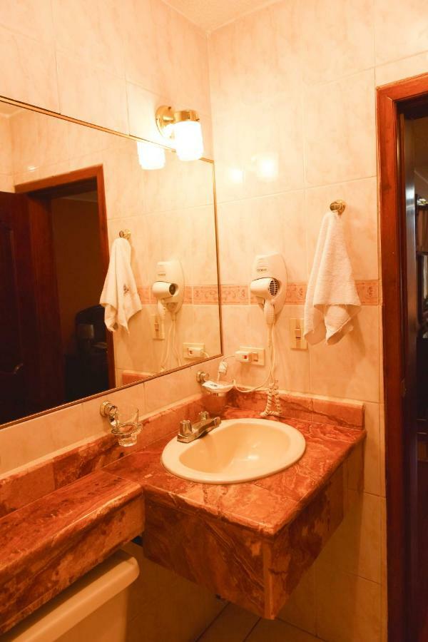Hotel Makroz Латакунга Екстериор снимка