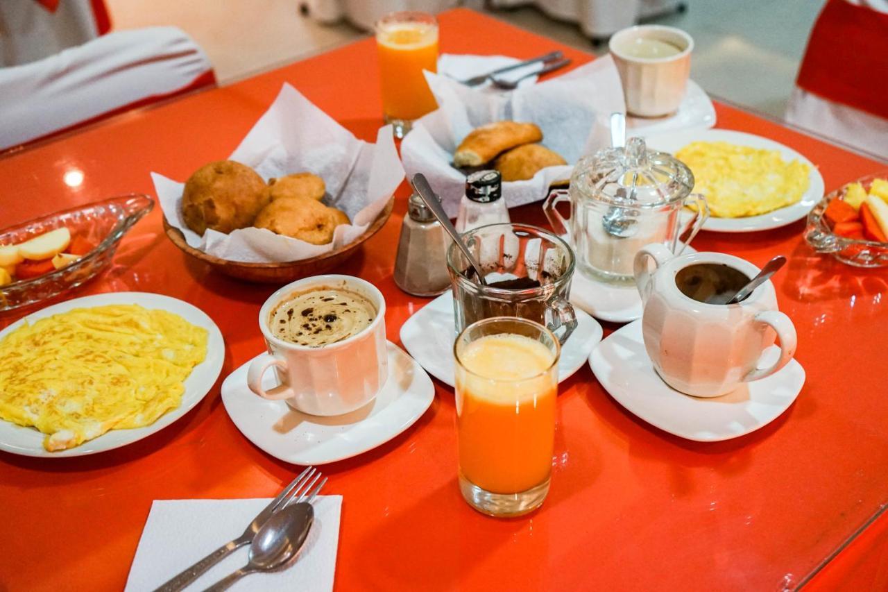 Hotel Makroz Латакунга Екстериор снимка