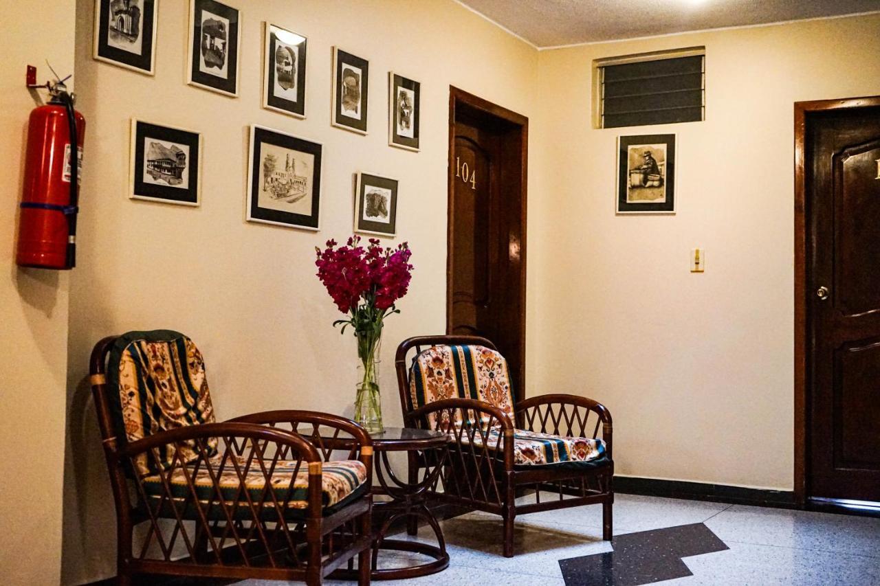 Hotel Makroz Латакунга Екстериор снимка